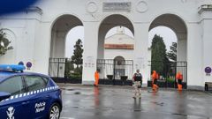Personal del Tercio Norte de Infanter�a de Marina llevando a cabo labores de desinfecci�n ante el cementerio de Catabois