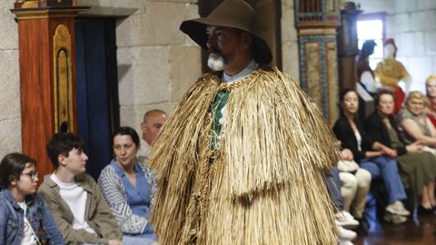 Mostra de traxes tradicionais elaborados pola asociación Espadelas en San Paio de Narla, Friol