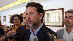 El presidente del Cabildo de Tenerife, Carlos Alonso, de Coalici�n Canaria, ve peligrar su cargo