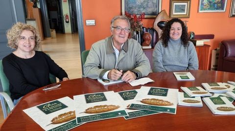 Margarida Pizcueta, Alfredo García e Diana Urdangaray presentaron a guía.