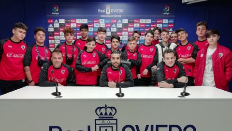 El equipo cadete del CD Gallarta en la sala de prensa del Carlos Tartiere