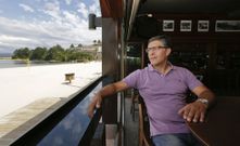 El propietario del Chiringuito de Sada, Andr�s, al que todos conocen por Sivi, tiene 54 a�os y un hijo de 8. 