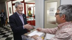 El alcalde saliente, Severino Rodr�guez, vot� a las once y media en una de las mesas de la antigua casa de socorro de la avenida de Galicia