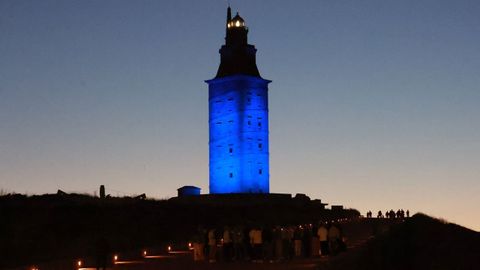 La torre de H�rcules luce ya nuevas luminarias, que fueron inauguradas el lunes por la noche.