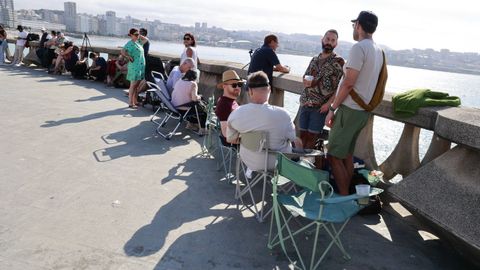 Ambiente previo al eclipse en el paseo mar�timo de A Coru�a