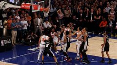 Canasta en el �ltimo segundo del cuarto partido de las finales de la NBA entre los New York Knicks y los San Antonio Spurs