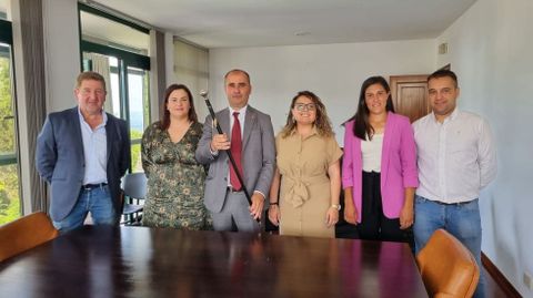 Sandra Garc�a Gandoy (sdegunda por la derecha), en una foto en el Ayuntamiento de O Incio 