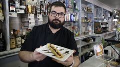 Uno de los hosteleros (Gastrobar Burguesi�a) con la tapa con la que participan en el concurso  Pinchos da mi�a terra .