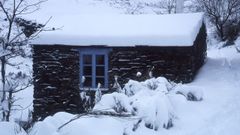 Detalle da cabana de Roxe de Sebes, no Courel, cuberta pola neve, nunha imaxe que foi tomada no inverno de 1986.