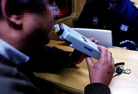 En la foto de archivo, un conductor se somete a un control de alcoholemia ante un polic�a local.