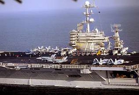 Imagen de un portaviones norteamericano fotografiado en el mar de Om�n por los iran�es.