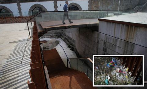 <span lang= es-es >Agua y basura</span>. La zona de exposici�n de los restos arqueol�gicos del Parrote acumula envoltorios, papeles, basura diversa y tiende a acumular agua que queda estancada durante d�as. 