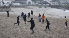 Refugiados Senegaleses jugando al ftbol en la playa urbana de Burela