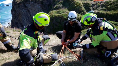 Los bomberos del SPEIS de Nar�n, en la formaci�n de rescate vertical por los acantilados de Pena Lopesa