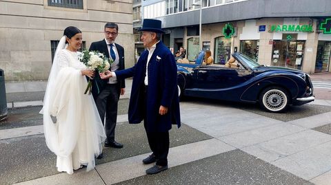 La novia, Olga, con el padrino y el chfer que la esperaba ante la Audiencia de Pontevedra.