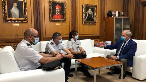 El alcalde, a la derecha, dio la bienvenida a la nueva inspetora jefa de la comisaria