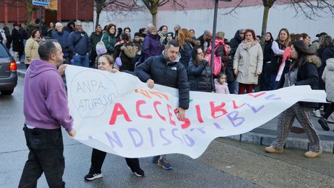 Las familias del colegio Rosal�a de Castro de A Corui�a cortaron durante unos minutos el tr�fico