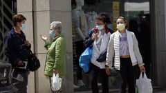Gente en la calle peatonal de Ribeira, concello en donde han vuelto a registrarse un par de casos de covid