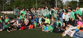 Los aficionados m�s j�venes y jugadores de las categor�as inferiores se sumaron al festejo de los jugadores en A Porta Santa. 