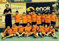 El equipo benjam�n de Rodeiro con su t�cnico Paco Aguiar. 