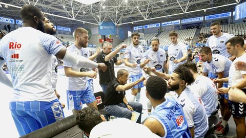 El CB Breog�n haciendo pi�a en un tiempo muerto en el Pazo de esta pretemporada