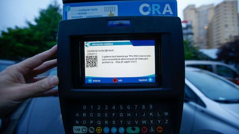 Detalle del mensaje denunciado en uno de los parqu�metros de la ORA del Concello da Coru�a