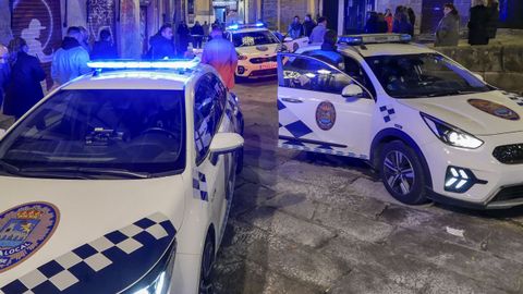 Patrullas de Polica Local en el casco antiguo de la capital ourensana durante una noche de fin de semana