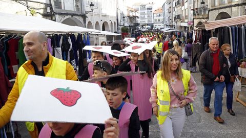 Los nios del Jaime Balmes disfrazados de contedores de reciclaje. VOZ NATURA