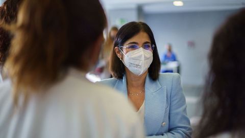 La ministra de Sanidad, Carolina Darias, conversa con personal sanitario, con motivo de su visita al Hospital Universitario Nuestra Se�ora de La Candelaria