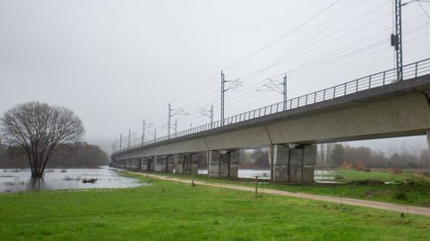 La l�nea de alta velocidad del eje atl�ntico discurre por un paso elevado en la zona inundable del Umia