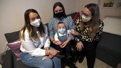 Amaya, Julia, Hugo y Luisa posan en su casa de Caldas de Reis tras superar el covid