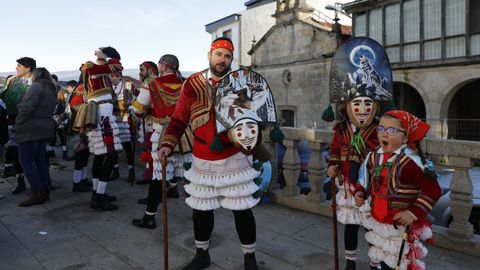 Os felos percorren Maceda.A comitiva co personaxe do entroido tradicional estn a percorrer os pobos do municipio e a Serra de San Mamede