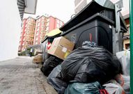 La basura fue depositada fuera de los contenedores durante la huelga