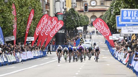 Vista general de la llegada de La Vuelta a Asturias este domingo, durante la tercera etapa entre entre Benia de Ons y Oviedo. 