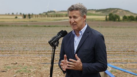 El líder del PP, Alberto Núñez Feijoo, ayer, tras visitar una empresa agroalimentaria junto a Javier García, presidente del partido en Navarra.