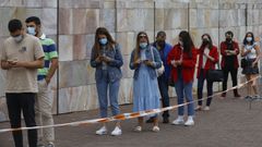 Los primeros veintea�eros citados el jueves en Santiago esperan su turno para la vacuna