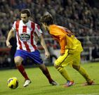 Pablo �lvarez, con el bal�n ante un jugador del Barcelona B.