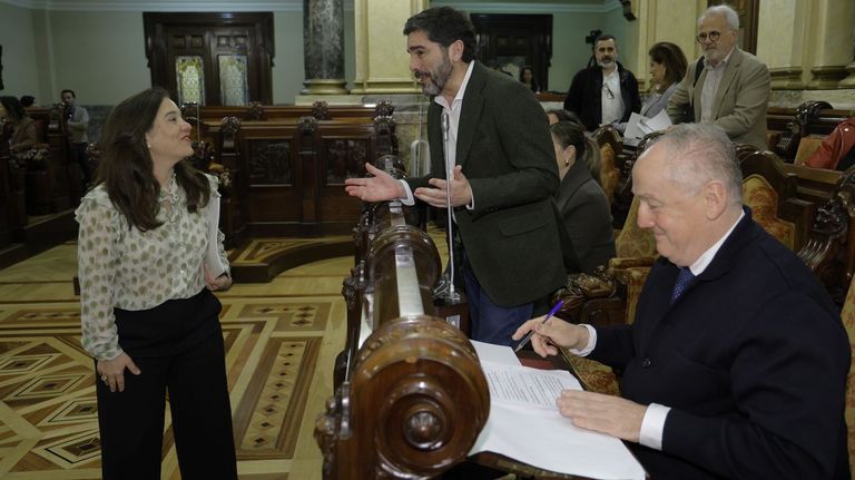 In&eacute;s Rey, saludando a los populares, encabezados por Miguel Lorenzo (derecha), antes del pleno extraordinario celebrado por la renuncia de A Coru&ntilde;a al Mundial 2030.