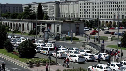 Los taxistas colapsan la Castellana, en Madrid. 