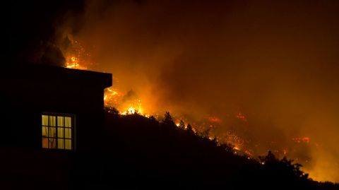 El incendio declarado en la isla de La Palma afecta a entre 1.500 y 2.000 hect�reas de superficie. Unos 200 efectivos y ocho medios a�reos de distintas administraciones trabajan en la extinci�n del fuego. 