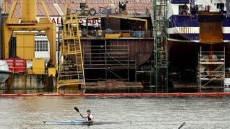 Vista de los astilleros de Cardama desde Bouzas, con una patrullera en construcción en las gradas