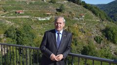 O presidente da Deputacin de Lugo, Jos Tom, xunto aos bancais dos viedos da Ribeira Sacra