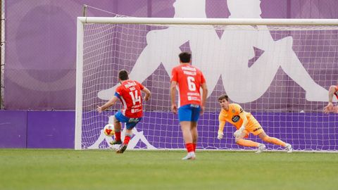 Momento en el que Champi anota desde el punto de penalti, batiendo a �lvaro
