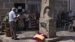 Los vecinos se reunieron junto a la escultura de Miguel ngel Blanco para el homenaje. 