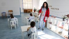 Una de las profesora de infantil trabajando en el aula.