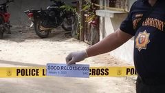 Imagen del lugar de los hechos, con la moto del joven, facilitada por la polic�a de Filipinas