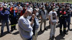 Trabajadores de Alcoa, en una asamblea a la entrada del complejo industrial