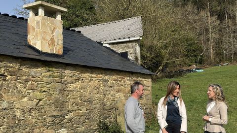 Martina Aneiros y Pilar Arias en Monfero junto a uno de los beneficiarios de las ayudas.