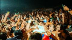 Sebastin Yatra cantando entre sus fans en el festival Costa Feira 