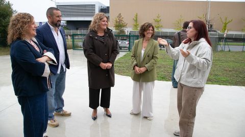 La arquera olmpica naronesa, Iria Grandal (dcha), junto a las autoridades asistentes al acto.